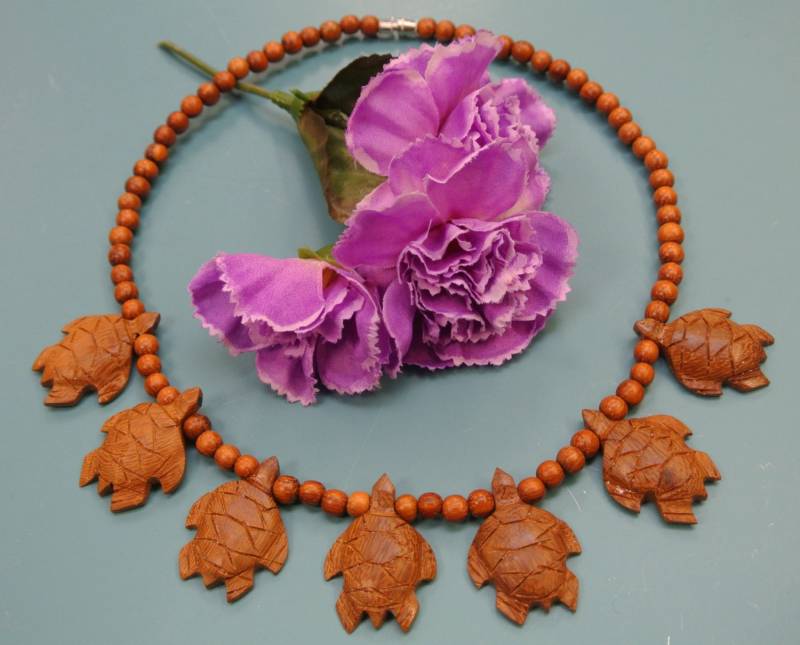 Seltene Vintage 1970Er Jahre Ungenutzt Kurze Braunteak Holz Halskette Mit 7 Geschnitzte Schildkröte Anhänger von NORDICARTVINTAGE