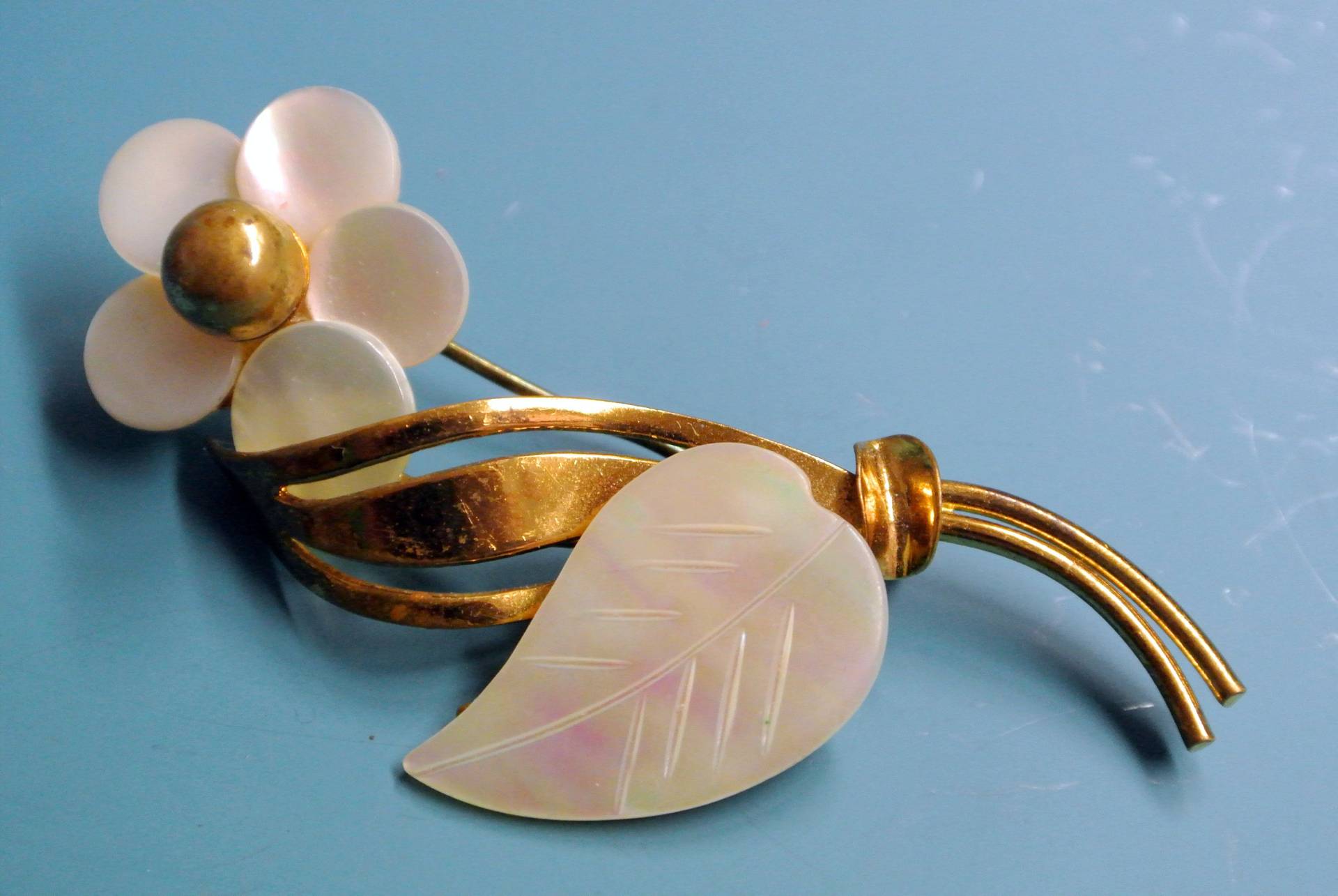 Swedish Vintage 1950Er Jahre Handgemachte Messing Blume Motiv Brosche Mit Perlmutt Mop Details von NORDICARTVINTAGE