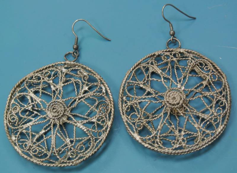 Ungewöhnlich Große Runde Vintage 70Er Jahre Indien Handarbeit Silberfarbene Metall-Earhangings Mit Ohrbügel von NORDICARTVINTAGE