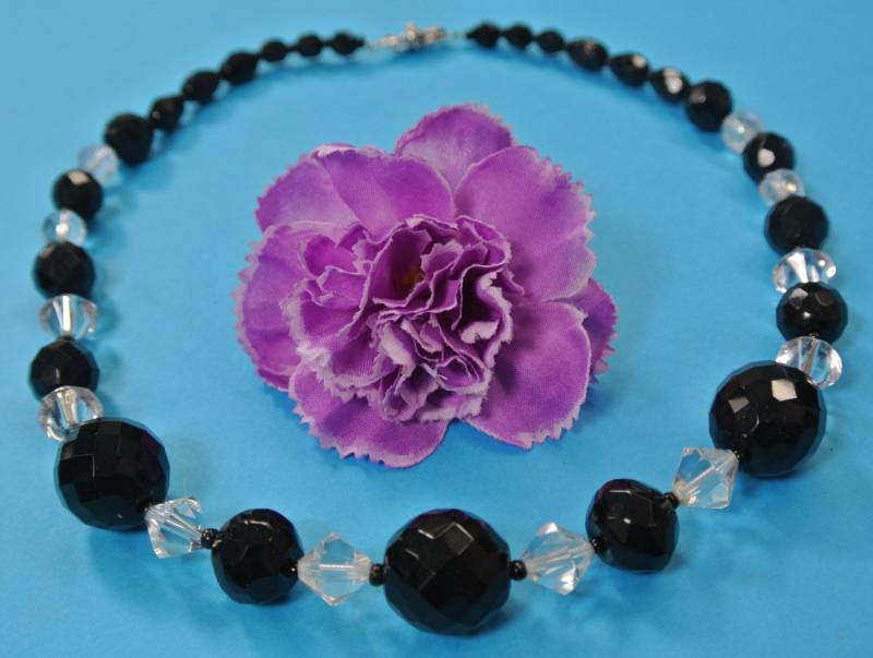 Vintage 1940Er Jahre Schwarze Glasperlenkette Steinverschluss von NORDICARTVINTAGE