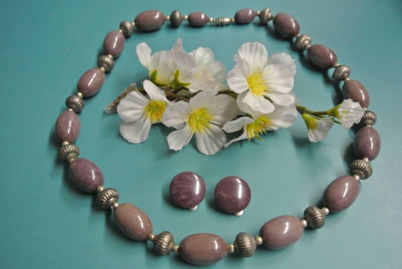 Vintage 1940S Bakelit Kette Und Ohrring Set Flieder Violette Perlen von NORDICARTVINTAGE