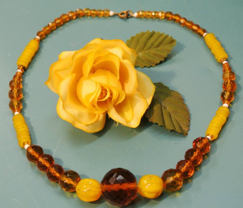 Vintage 1940S Goldene Glasperlen-Halskette, Messingverschluss von NORDICARTVINTAGE