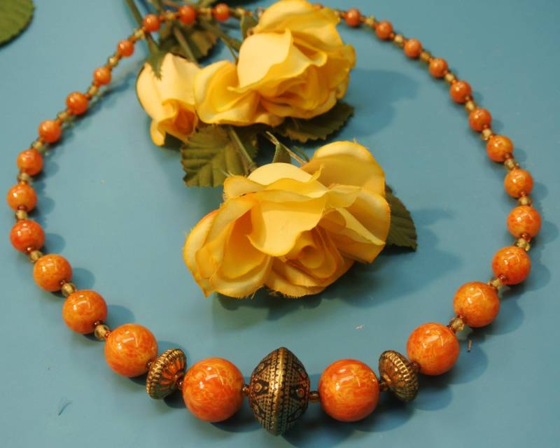 Vintage 1950Er Jahre Glasperlenkette Orangegelbe Messingakzente von NORDICARTVINTAGE