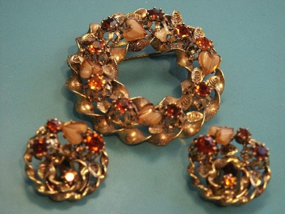 Vintage 1950Er Jahre Messing Brosche Und Ohrclip Set Gold Braun Glas, Austria von NORDICARTVINTAGE