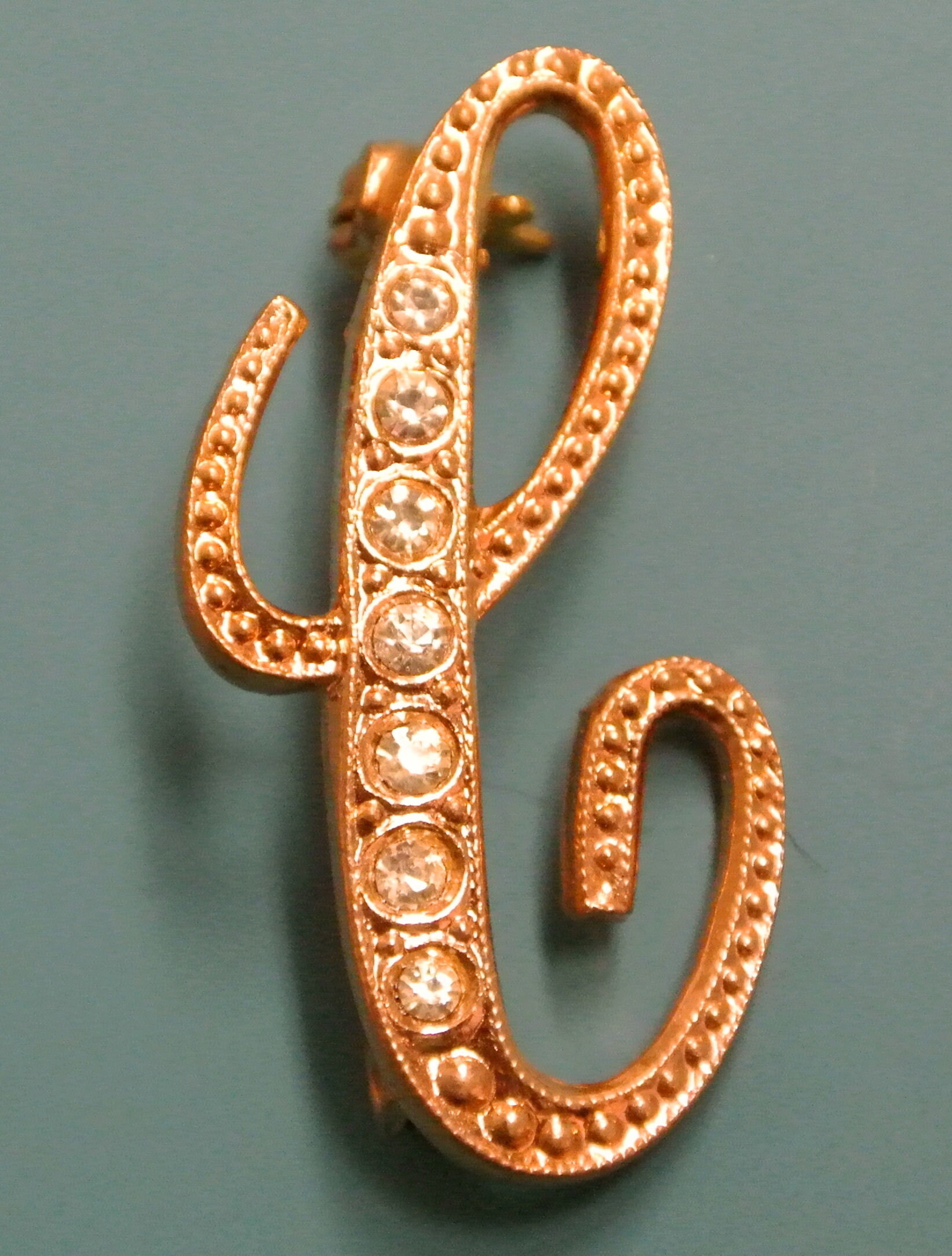 Vintage 1950Er Kleine C-Buchstabe Dunkelgoldfarbene Brosche Mit 7 Strasssteinen Und Verschluss von NORDICARTVINTAGE