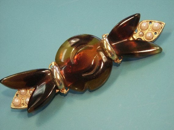 Vintage 1950S Lucite Rosetten Brosche Marmorierter Kunststoff, Braun Goldfarbenes Metall von NORDICARTVINTAGE
