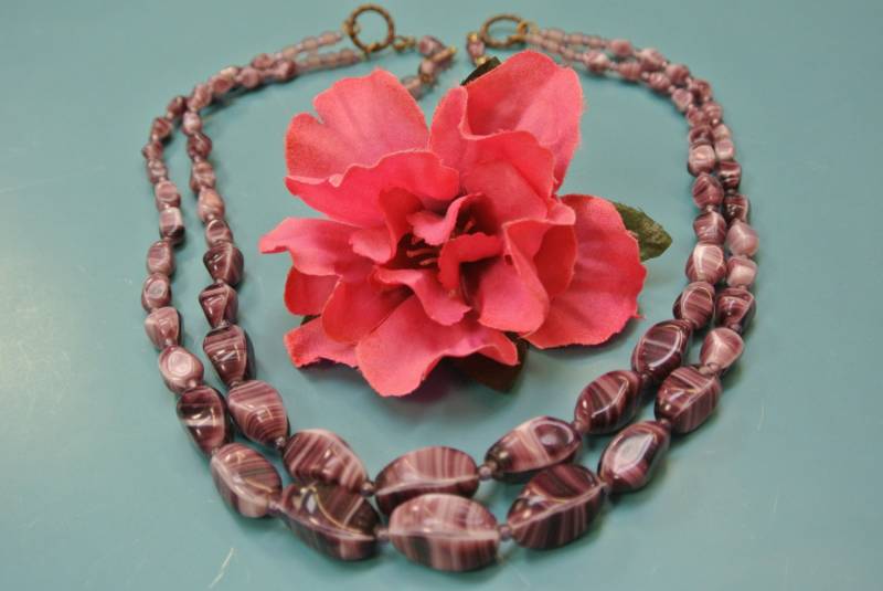 Vintage 1960Er Jahre Glasperlenkette Gestreift Lila Flieder von NORDICARTVINTAGE