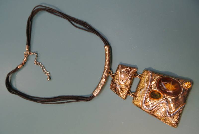 Vintage 1960S Anhänger Kette Goldfarben Faux-Perle & Cabochons von NORDICARTVINTAGE