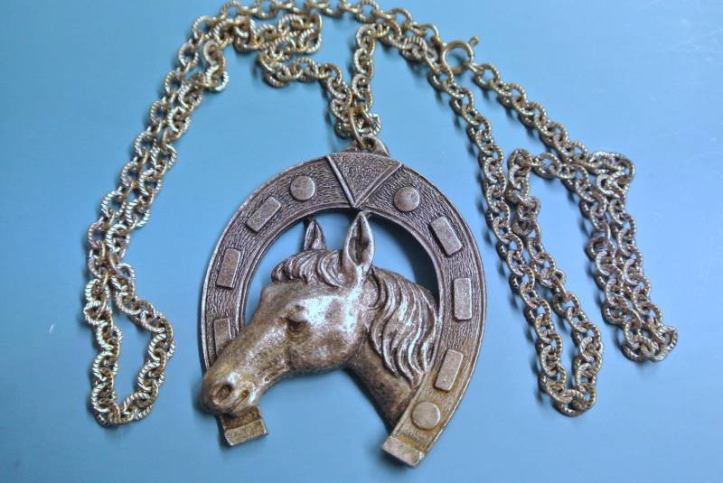 Vintage 1960S Anhänger Mit Pferd Seltenes Metall Hufeisen von NORDICARTVINTAGE