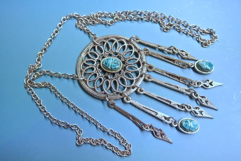 Vintage 1960S Handgefertigte Anhänger-Halskette Silberfarbene Anhänger & Türkis Cabochons von NORDICARTVINTAGE