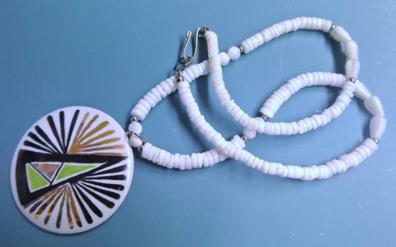 Vintage 1965 Porzellan Anhänger Halskette Perlmutt Perlen von NORDICARTVINTAGE