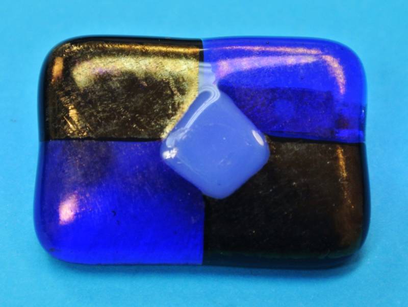 Vintage 1970Er Jahre Fusing Glas Brosche Bronze Kobalt Blau Kariert Design von NORDICARTVINTAGE
