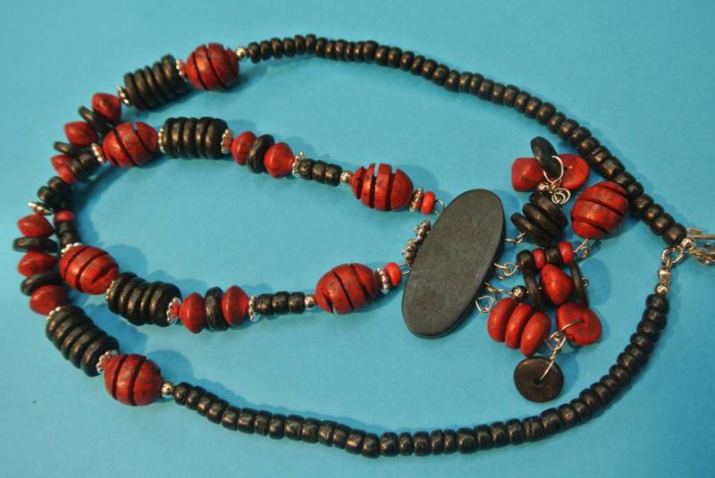 Vintage 1970Er Jahre Kokosnuss Holz Perlenkette Rot & Schwarz, Philippinen von NORDICARTVINTAGE