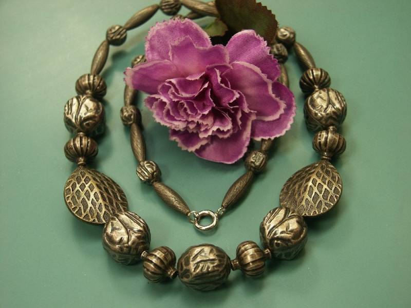 Vintage 1970Er Jahre Perlengefädelte Halskette Mit Grauen Ornament Metall-Anmutende Kunststoffperlen von NORDICARTVINTAGE