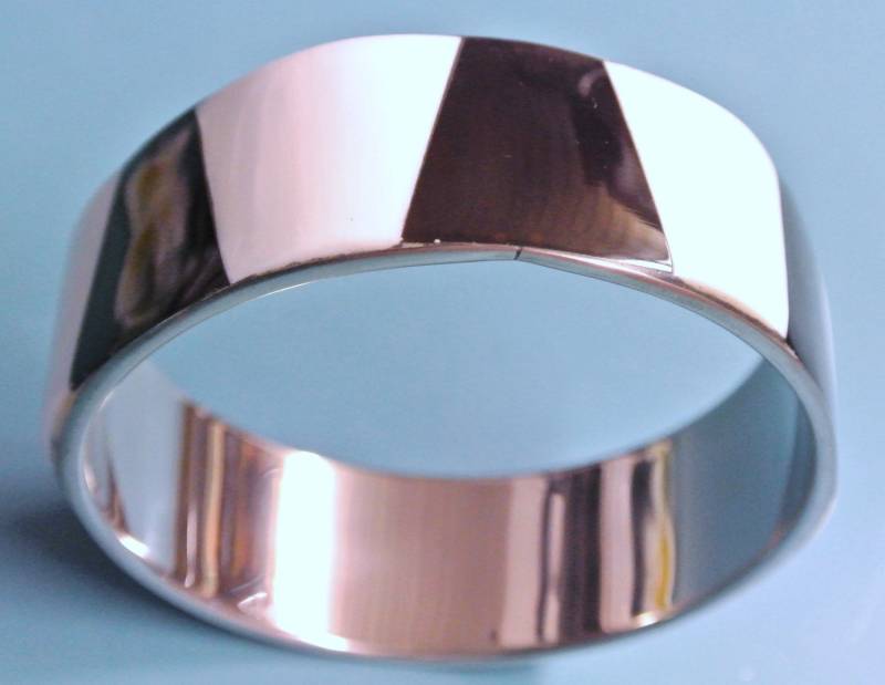 Vintage 1970Er Jahre Ungenutztsilberfarbe Metall Armreif Mit Geschnitten Weiß Und Schwarz Schale Inlays von NORDICARTVINTAGE