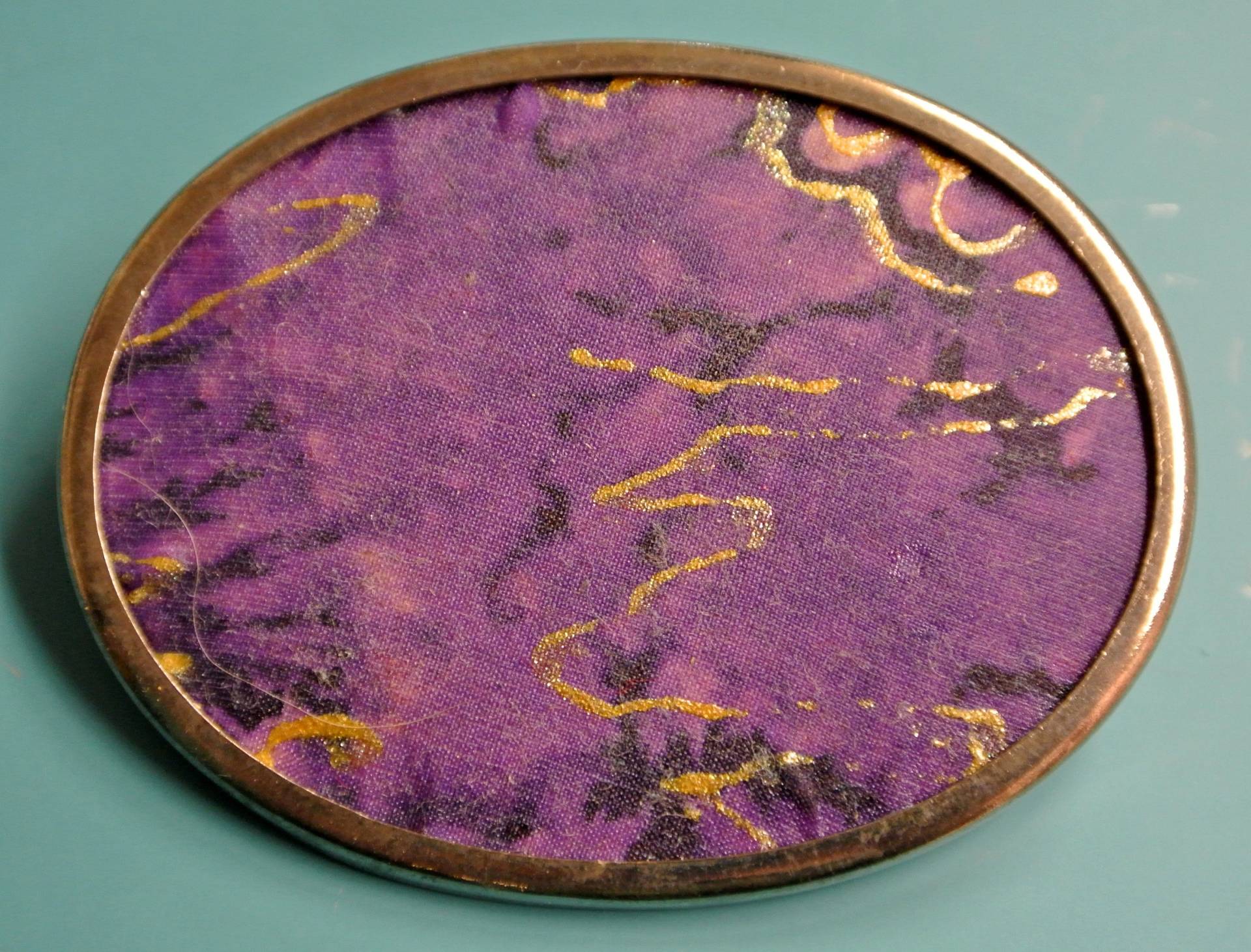 Vintage 1970S Handbemalte Seidenbrosche Gold Lila Abstraktes Design von NORDICARTVINTAGE