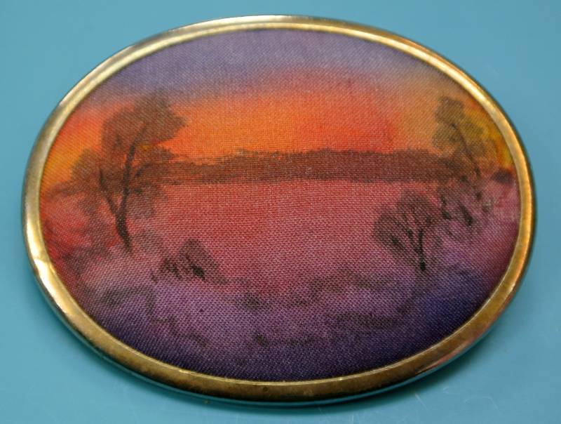 Vintage 1970S Handbemalte Seidenbrosche Landschaftsszene von NORDICARTVINTAGE