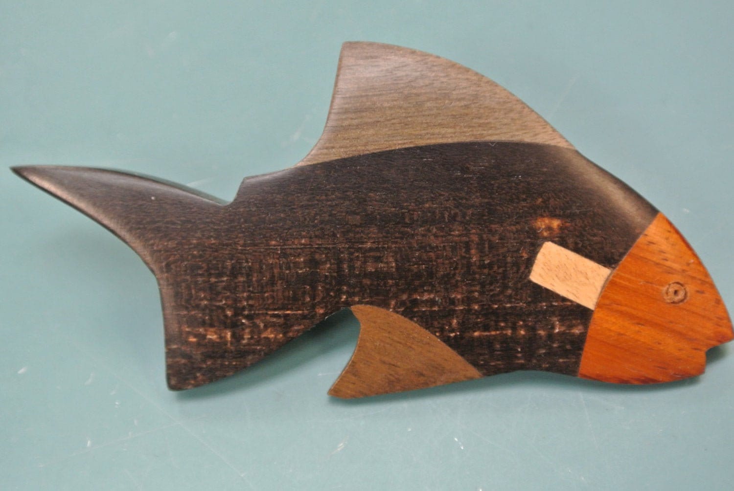 Vintage 1970S Handgefertigte Holz Fisch Brosche - Philippinen von NORDICARTVINTAGE