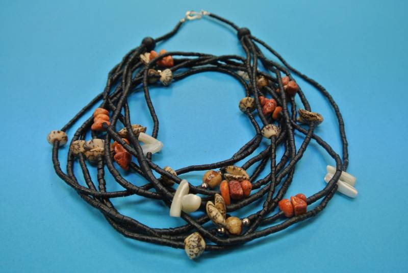 Vintage 1970S Mehrstrangige Korallenkette Kokosnussholz & Perlmuttperlen von NORDICARTVINTAGE