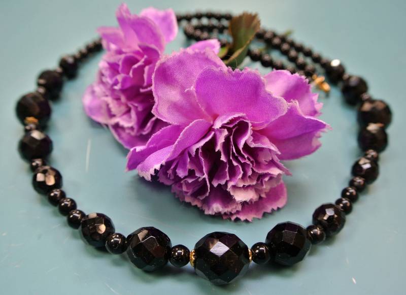 Vintage 1970S Schwarze Glasperlenkette Facettiertes Design, 60cm von NORDICARTVINTAGE