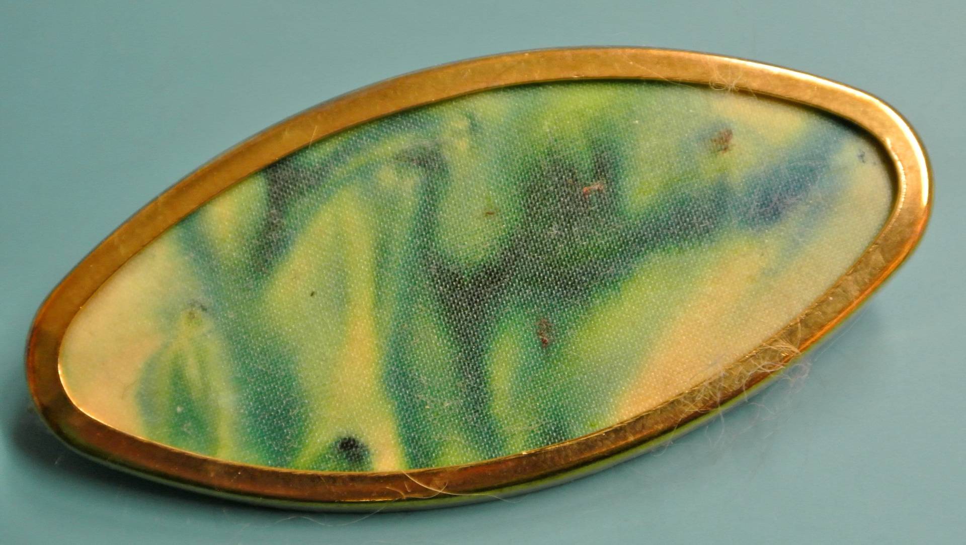 Vintage 1970S Seidenbrosche Abstrakter Ovaler Goldfarbener Rahmen von NORDICARTVINTAGE