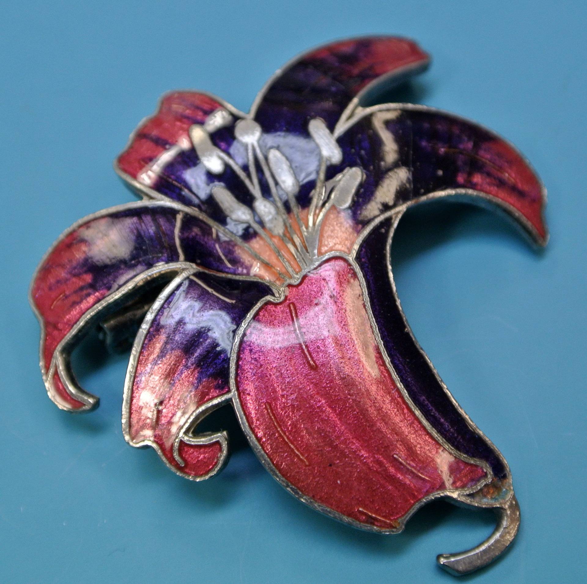 Vintage 1980Er Jahre Lilien-Brosche Silberfarbene Anstecknadel Aus Metall Und Emaille von NORDICARTVINTAGE