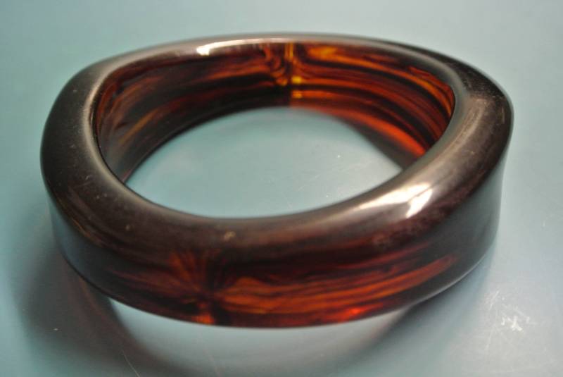 Vintage 1980S Armreif Aus Dunkelbraunem, Schwerem Kunststoff, Halb Durchscheinend von NORDICARTVINTAGE