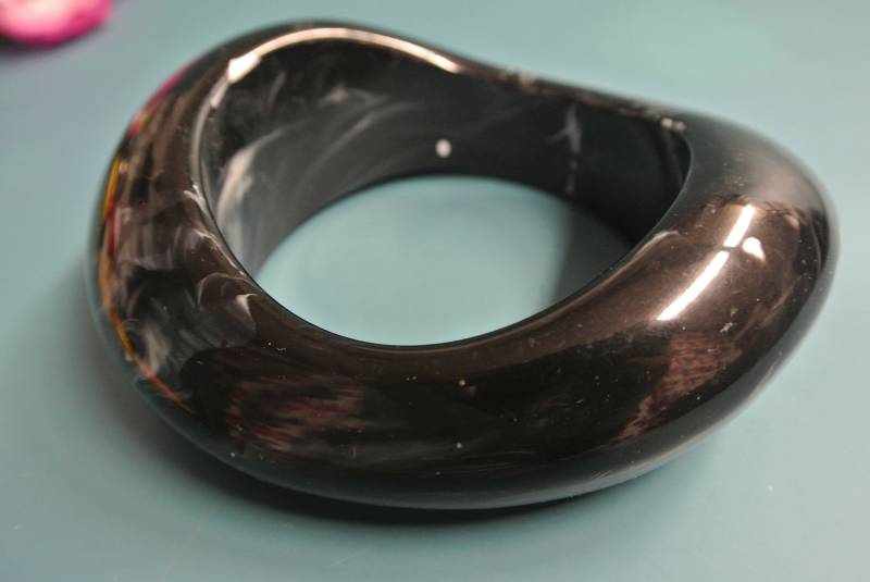 Vintage 1980S Lucite Armreif Schwarzes & Weißes Plastik von NORDICARTVINTAGE