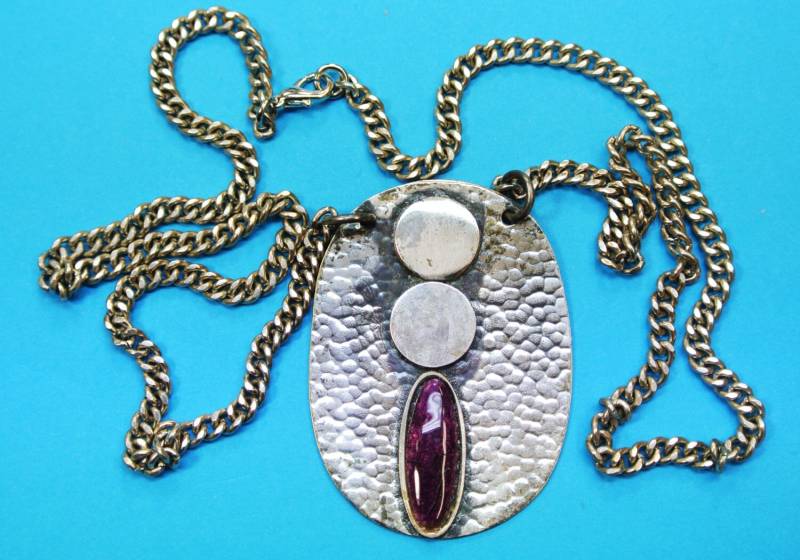 Vintage 1980S Metall Anhänger Halskette Modernist Lila Cabochon von NORDICARTVINTAGE