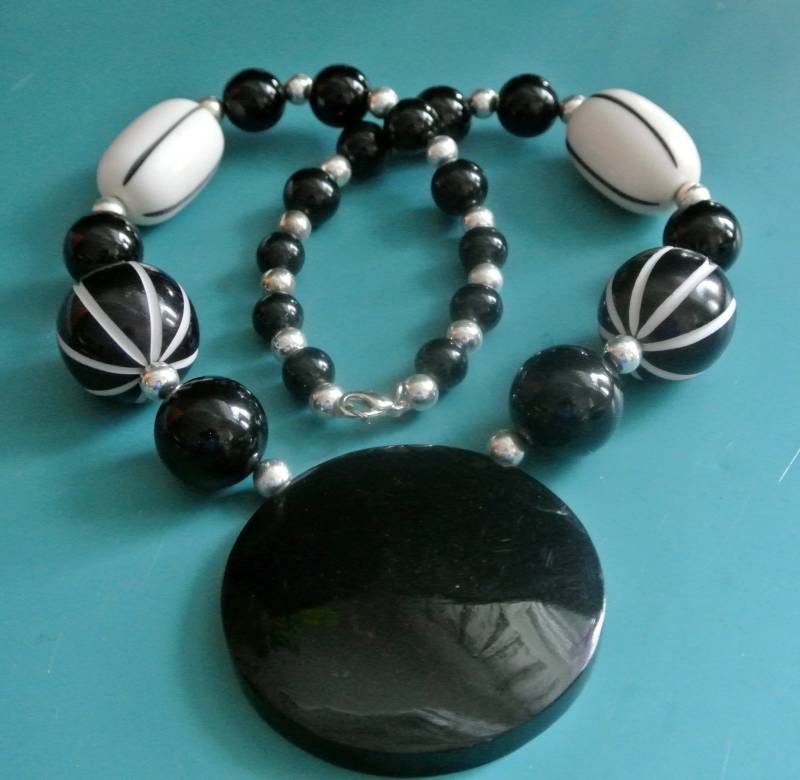 Vintage 1980S Schwarz & Weiße Resin Anhänger Halskette Große Geschnitzte Perle Statement von NORDICARTVINTAGE
