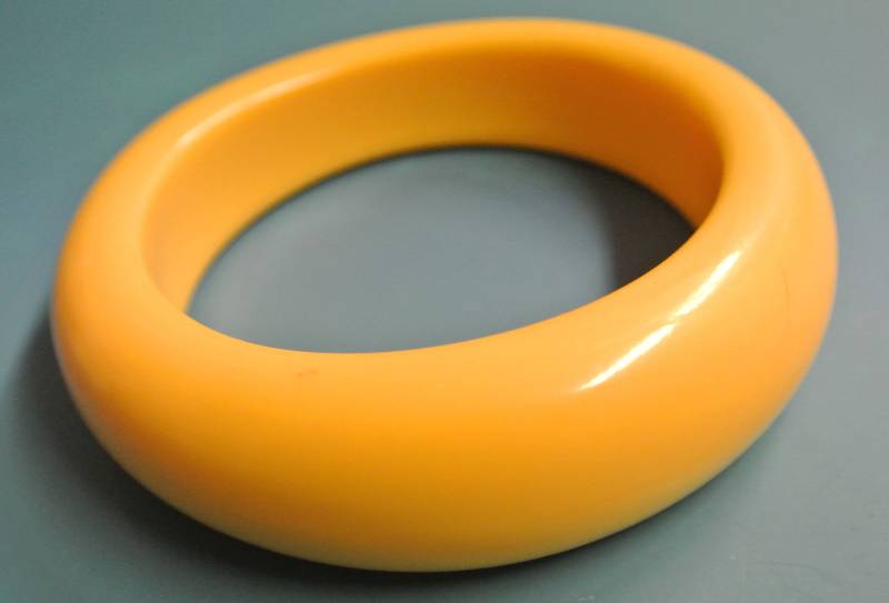 Vintage 1980S Schwer Opaque Gelber Armreif Aus Resin Plastik Mit Inkrementeller Breite von NORDICARTVINTAGE