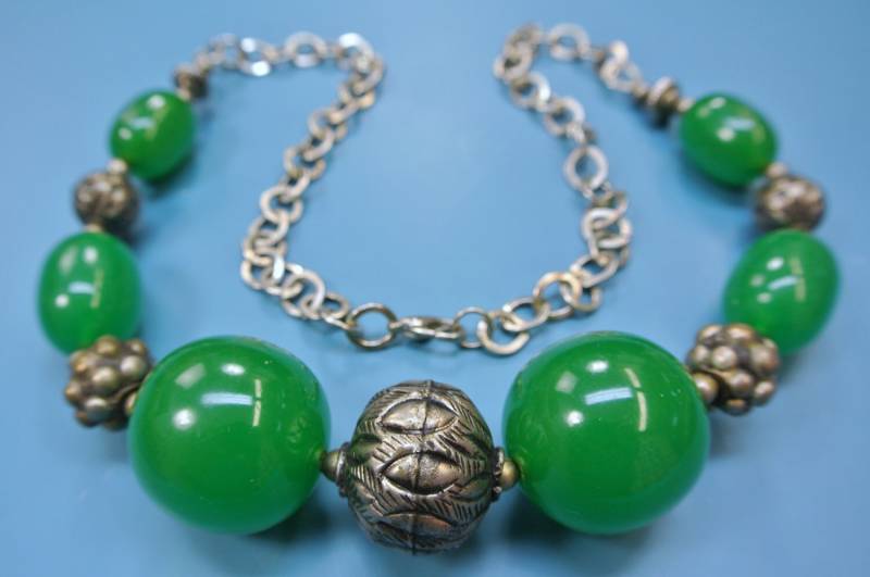 Vintage 50Er Jahre Grasgrüne Bakelit Halskette Mit Metallkette von NORDICARTVINTAGE