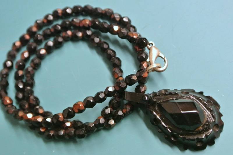 Vintage 70S Schwarze Glasperlenkette Mit Stein-Anhänger von NORDICARTVINTAGE