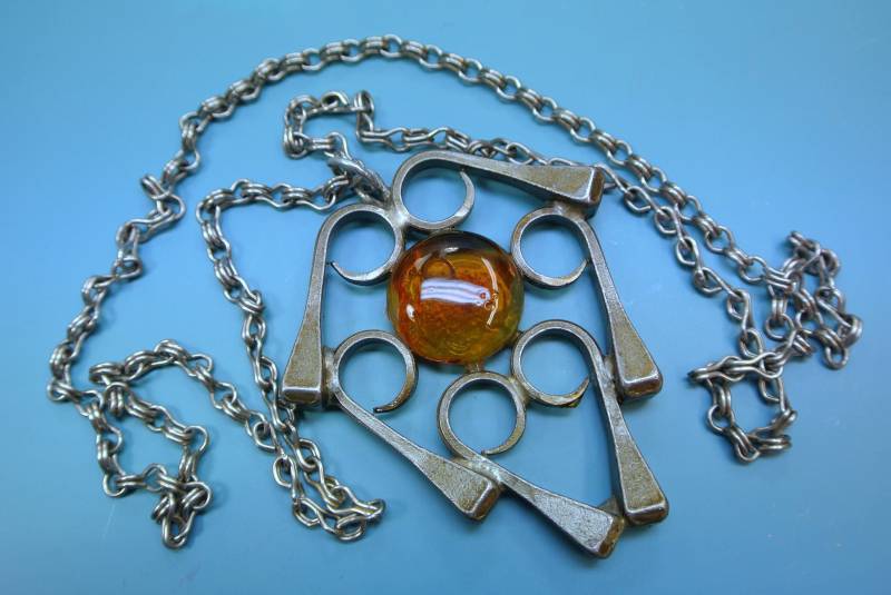 Vintage Hufeisennagel Anhänger Handgefertigtes Metall & Goldbrauner Cabochon von NORDICARTVINTAGE