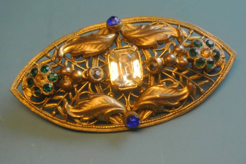 Vintage Oval Messingbrosche Aus Den 50Er Jahren Mit 16 Klar/Blue/Grün Geschliffenen Facettenreichen Glassteinen von NORDICARTVINTAGE