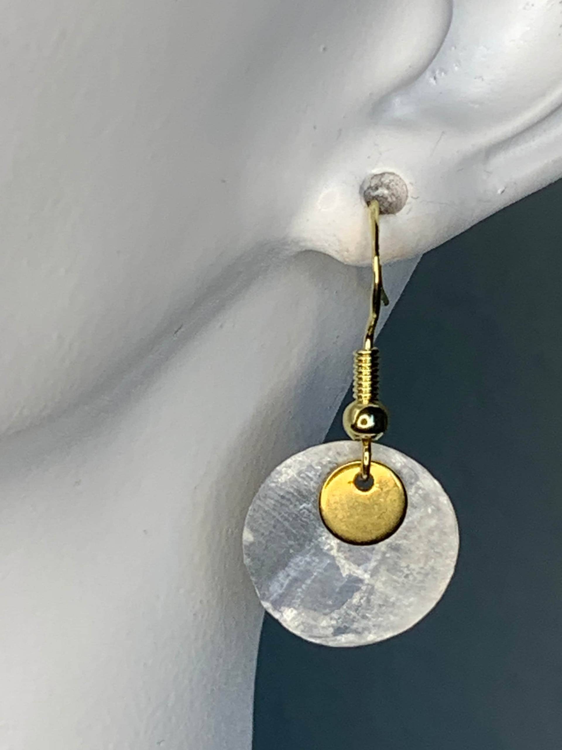Leichte Ohrringe Mit Perlmutt-Plättchen in Silber Und Gold Leichte Ohrringe Mit Perlmutt-Plättchen in Silber Und Gold von NORDSEEdeern