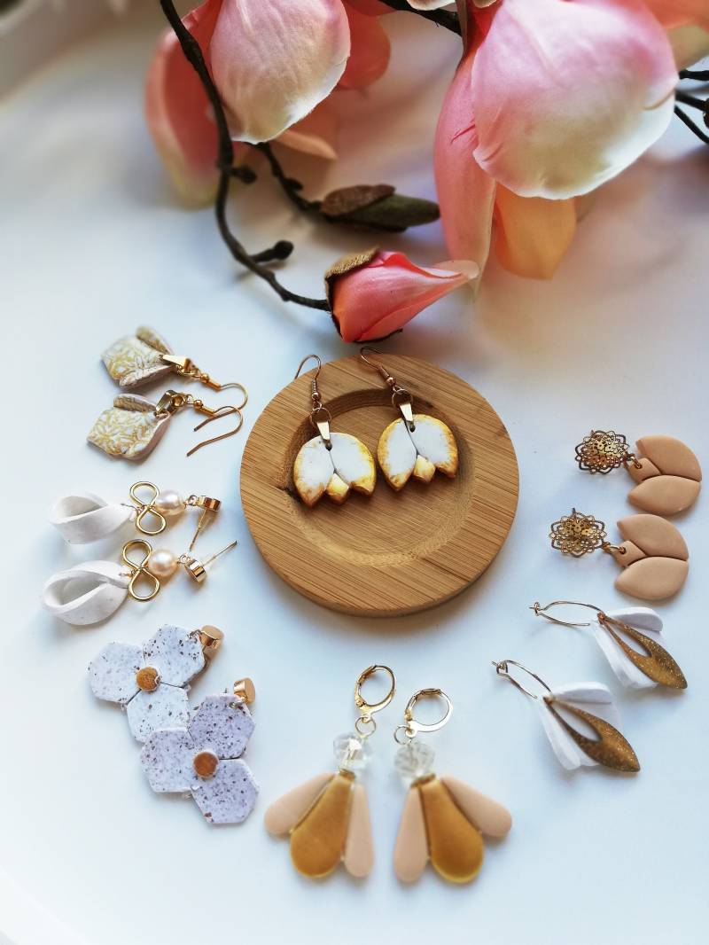 Handgemachte Ohrringe Aus Fimo Und Vergoldetem Messing ~ Florale Ornament Blau Weißer Blumen Schmuck Tulip Ohrstecker von NOWdraga