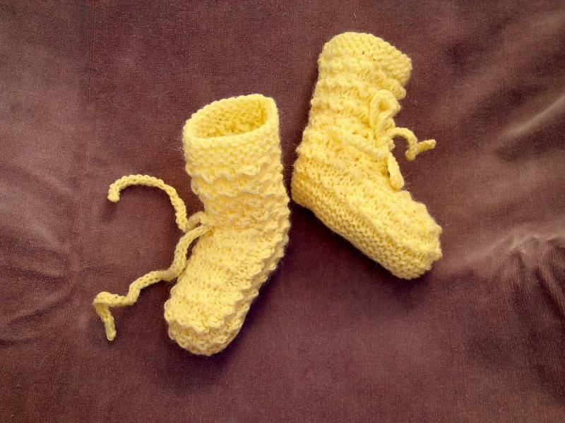 Gestrickte Baby Booties Gelbe Socken Kleinkind Mädchen Junge 6-12 Monate Handgestrickte Hausschuhe Schuhe von NPSunnyDay