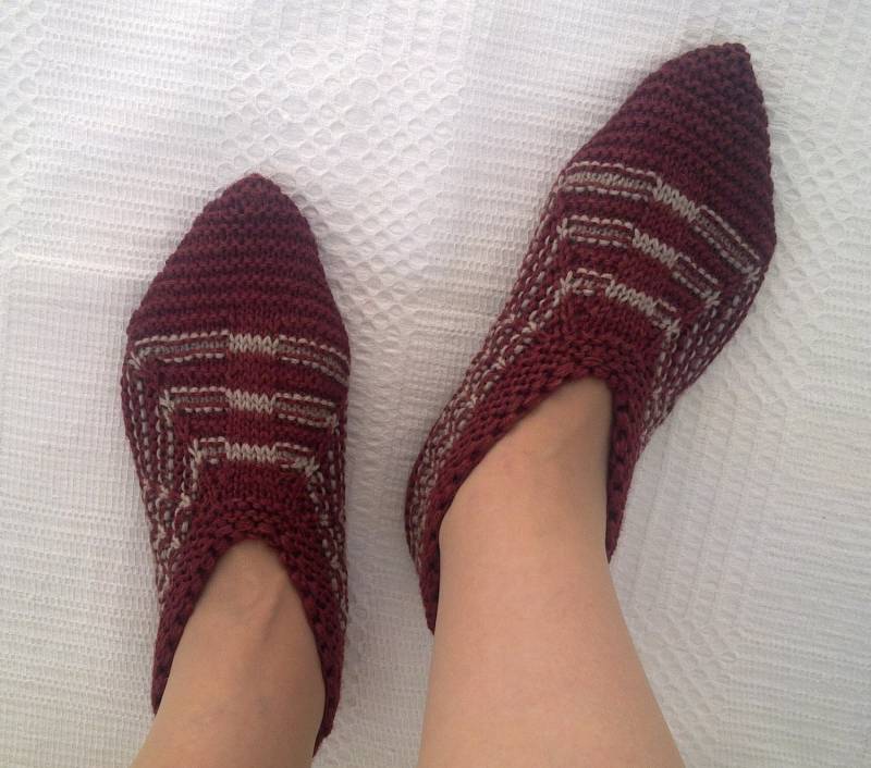 Wolle Frauen Hausschuhe Dunkelrot Grau Streifen Warme Socken Handgestrickte Winterhausschuhe von NPSunnyDay