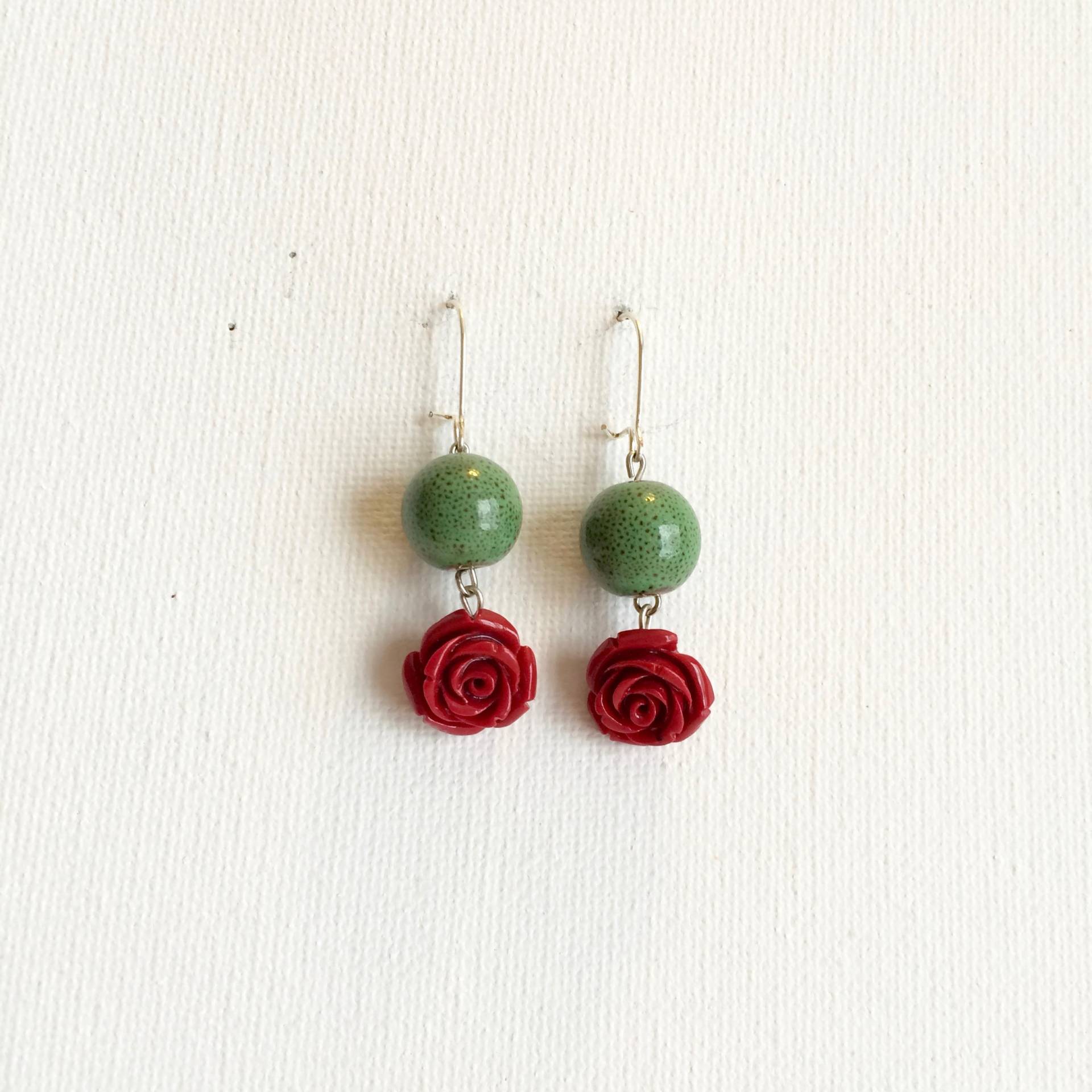 Rote Rose Und Grüne Perlenohrringe Rote Rose Und Grüne Perlenohrringe von NPoeticus