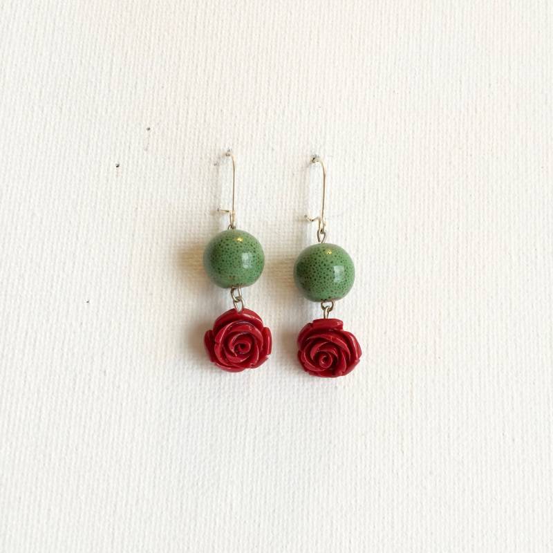 Rote Rose Und Grüne Perlenohrringe von NPoeticus