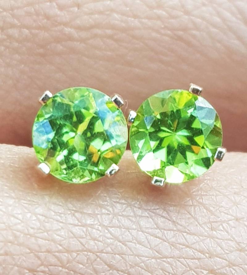 Echte Natürliche Vs Grün Peridot 14K Solid Weißgold Ohrstecker. Drücken Sie Zurück Goldschmuck. Grüner Geburtsstein von NRSDiamonds