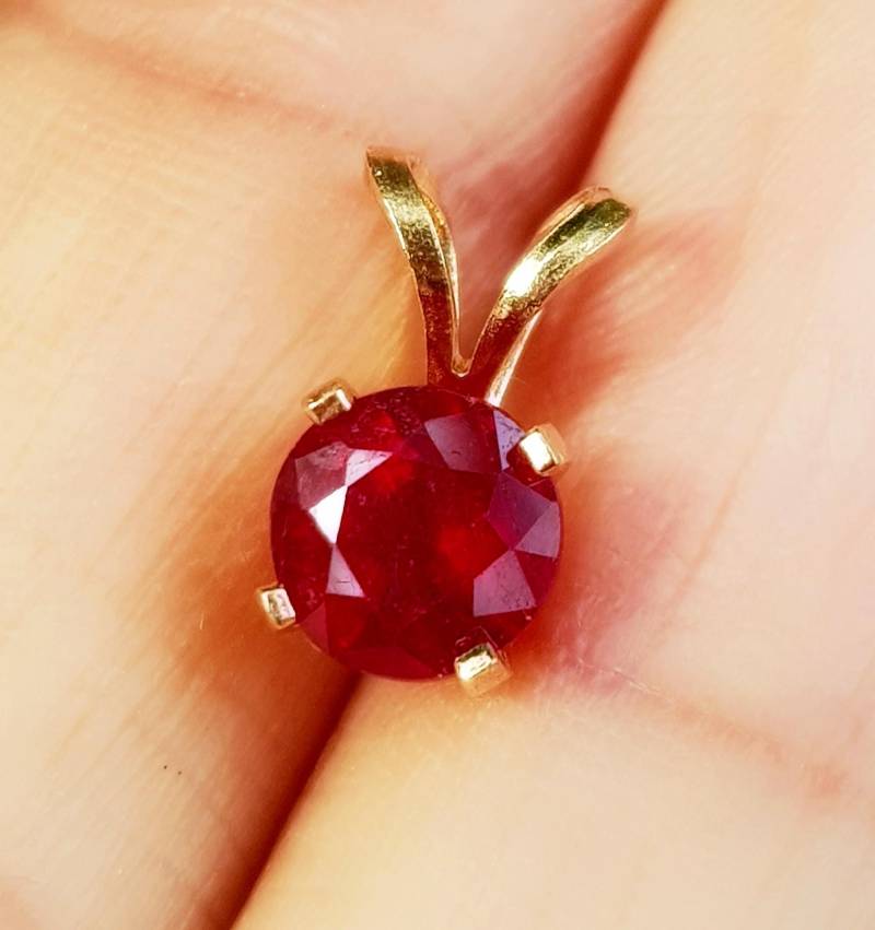 Natürlicher Roter Rubin Massiv 14K Gelbgold Anhänger Halskette. Braut Edelstein Hochzeit Verlobung. Diamant Alternative Cocktail Runde Schmuck von NRSDiamonds