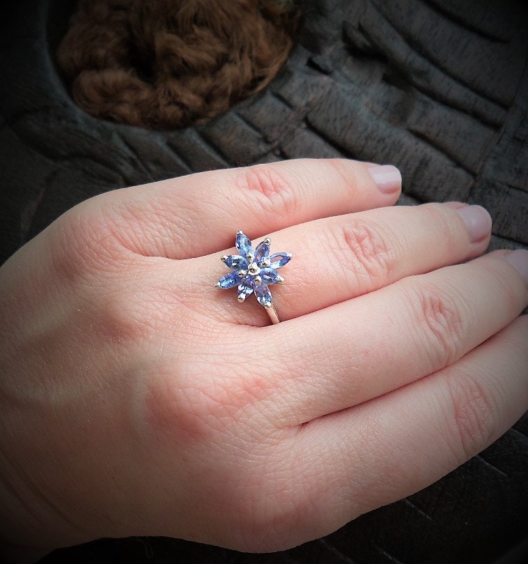 Silberring. Blüten Ring. Blume. Eisblüte. Zarter Edelstein Blau. Tansanitfarben. Gr.18 von NRSeelenhoelzer