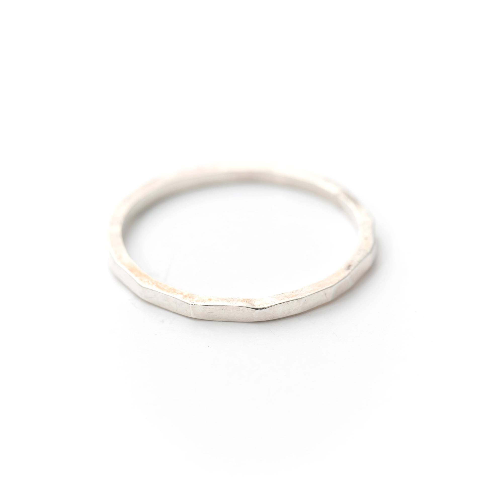 Gehämmert Stapelring - Sterling Silber Oder Midi-Ring Gehämmert Stapelring - Sterling Silber Oder Midi-Ring von NVMBRDCMBR
