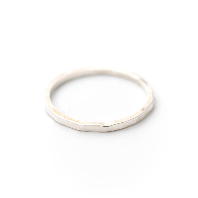 Gehämmert Stapelring - Sterling Silber Oder Midi-Ring Gehämmert Stapelring - Sterling Silber Oder Midi-Ring von NVMBRDCMBR