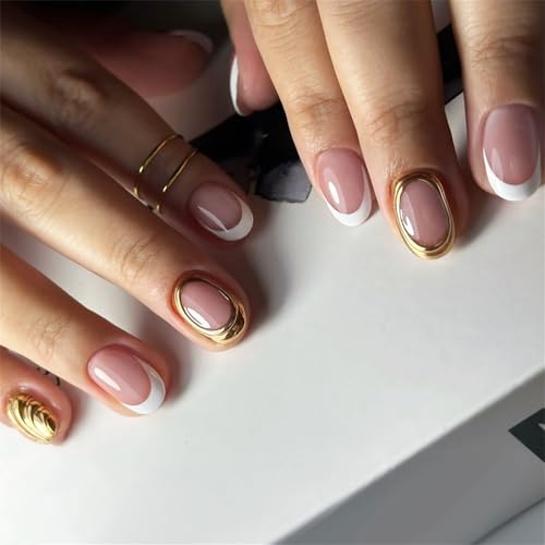 24 kurze weiße Nägel zum Aufdrücken, französische Spitze, runde Kunstnägel mit goldfarbenen Streifen, Texturdesigns für Damen, Maniküre, modische künstliche Nägel von NVOQILIN