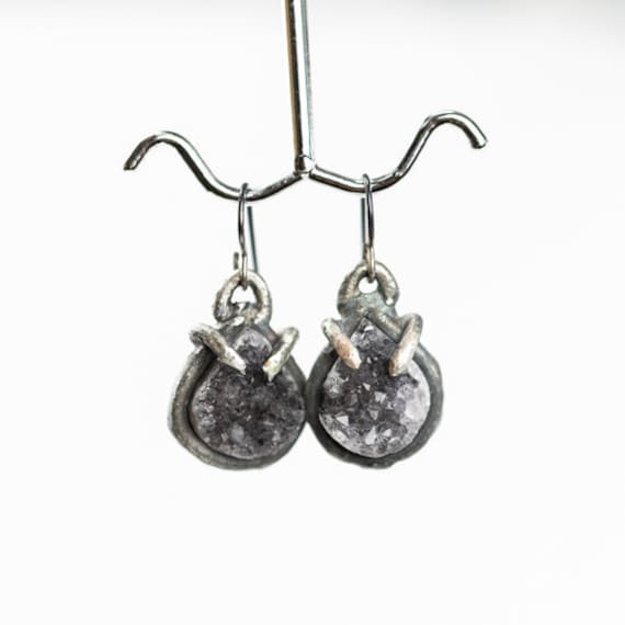 Kleine Holzkohle Amethyst Druzy Ohrringe Kleine Holzkohle Amethyst Druzy Ohrringe von NVisionbyNicoleFoos