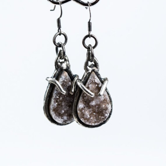 Kleine Lila Amethyst Druzy Macht Stück Tropfenohrringe Kleine Lila Amethyst Druzy Macht Stück Tropfenohrringe von NVisionbyNicoleFoos