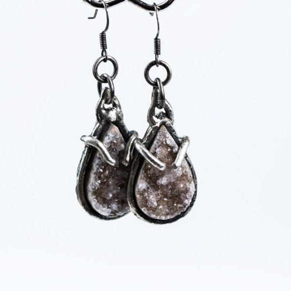 Kleine Lila Amethyst Druzy Macht Stück Tropfenohrringe Kleine Lila Amethyst Druzy Macht Stück Tropfenohrringe von NVisionbyNicoleFoos